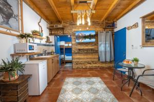 Ḥurfeish的住宿－לומינוס האגוז，厨房设有木制天花板和桌椅