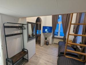 Zimmer mit 2 Etagenbetten und einem TV in der Unterkunft Schönes Apartment am Rhein - Zentral 1 in Koblenz