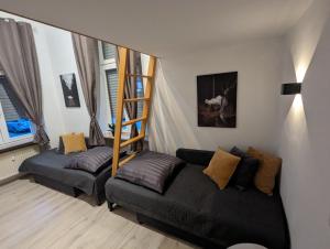 ein Wohnzimmer mit einem Sofa und einem Etagenbett in der Unterkunft Schönes Apartment am Rhein - Zentral 1 in Koblenz