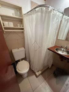 uma pequena casa de banho com WC e lavatório em Cabañas & Apart Yki Shamuaika em Capilla del Monte