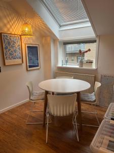 a dining room with a table and chairs at Skøn centralt beliggende lejlighed m.tagterrasse in Herning