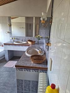 uma casa de banho com 2 lavatórios e um espelho em House Near Airport Pallini Metro Station em Pallíni