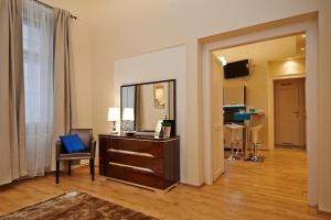 ブダペストにあるBudapest Luxury Apartmentsのドレッサー、鏡、椅子が備わる客室です。