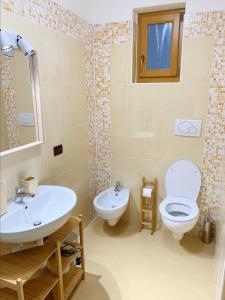 La salle de bains est pourvue de toilettes et d'un lavabo. dans l'établissement Charming studio on the slopes - Apartment Oliver Folgarida, à Folgarida