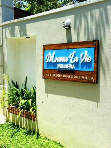 un panneau sur le côté d'un bâtiment dans l'établissement Moana La Vie - Polhena, à Matara