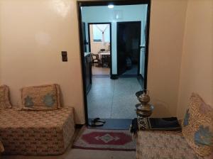 ein Wohnzimmer mit einem Sofa und einem Spiegel in der Unterkunft Ain sbaa Hay mohmmadi in Casablanca
