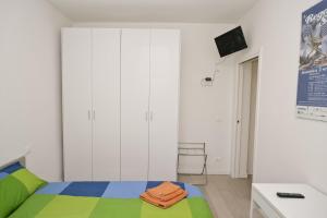 une chambre avec un lit coloré et un bureau dans l'établissement Venice Residence Elisabeth, à Mestre