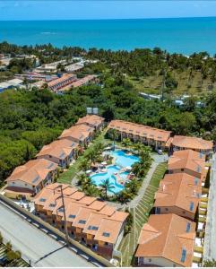 an aerial view of a resort with a swimming pool at Casa Praia de Taperapuan em Porto in Porto Seguro