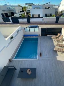 a swimming pool on the roof of a house at Villa Casa Maria aan de Costa Blanca met privé zwembad in Daya Nueva