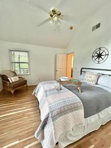 1 dormitorio con 1 cama y ventilador de techo en Spacious Outer Banks Beach Home w/ Kayaks; Close to Beach & Amenities en Kitty Hawk