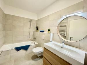 ein Badezimmer mit einem Waschbecken, einem WC und einem Spiegel in der Unterkunft Penthouse Design Young #4bedroom #2bathroom #terrace #freeparking in Budapest