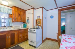 Η κουζίνα ή μικρή κουζίνα στο 77 Ploughed Neck Road East Sandwich - The Little House +13 φωτογραφίες