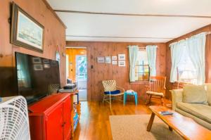 Μια τηλεόραση ή/και κέντρο ψυχαγωγίας στο 77 Ploughed Neck Road East Sandwich - The Little House