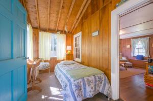 Ένα ή περισσότερα κρεβάτια σε δωμάτιο στο 77 Ploughed Neck Road East Sandwich - The Little House