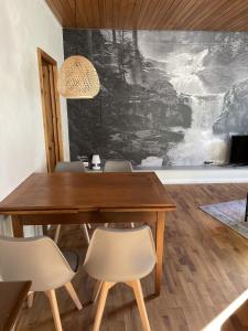 uma sala de jantar com uma mesa de madeira e cadeiras em WALDWERK am Wasserfall em Triberg