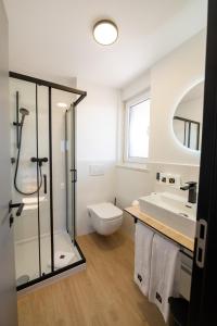 een badkamer met een douche, een toilet en een wastafel bij V Business Apartments Böblingen in Böblingen