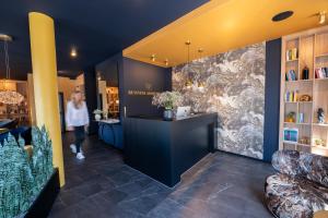 a woman walks through the lobby of a salon at V Business Apartments Böblingen in Böblingen