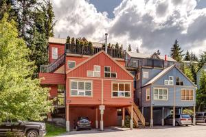 een groot huis met een kleurrijke bij creekside Innsbrook in Whistler