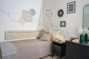 - une chambre avec un lit et une commode avec un miroir dans l'établissement Casa vacanze nel centro storico di Fermo Happy Song, à Fermo