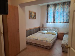 Posteľ alebo postele v izbe v ubytovaní Alinka Apartmanház
