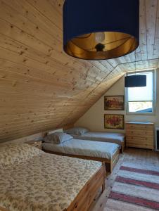 1 dormitorio con 2 camas y techo azul en Makowy domek, en Maków Podhalański