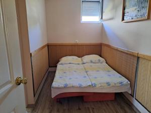 Posteľ alebo postele v izbe v ubytovaní Alinka Apartmanház