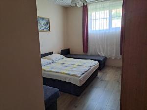 Posteľ alebo postele v izbe v ubytovaní Alinka Apartmanház