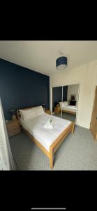 Postel nebo postele na pokoji v ubytování Newly refurbished central flat
