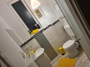Ванна кімната в Luxury Apartment Mall Area