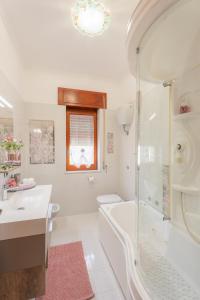 La salle de bains est pourvue d'une baignoire, d'un lavabo et d'une douche. dans l'établissement Al Calar del Sole, à Massa Lubrense