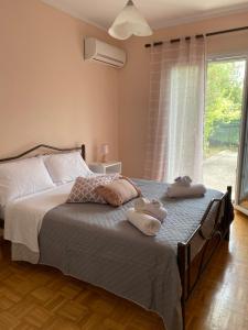 una camera da letto con un letto e due asciugamani di Vanilla Holiday House ad Alepoú