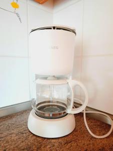 a white blender sitting on a counter in a kitchen at FeWo Lichtblick in Mengen
