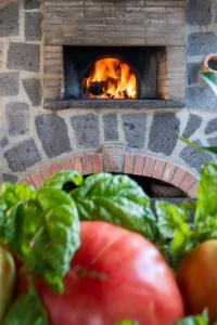 un four en briques avec un paquet de tomates devant lui dans l'établissement Al Calar del Sole, à Massa Lubrense