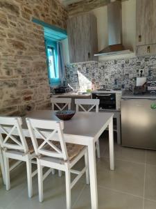 a kitchen with a table and chairs in a room at Nectar in Lafkos