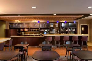 Lounge nebo bar v ubytování Courtyard by Marriott Jackson