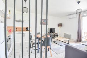 uma cozinha e sala de estar com mesa e cadeiras em Appart 1 ch balcon proche Saint-Charles et métro em Marselha