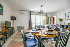uma sala de estar com uma mesa e cadeiras e um sofá em Appart 1 ch balcon proche Saint-Charles et métro em Marselha