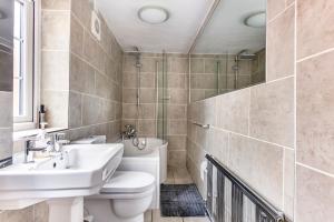 The Comfy Place - Private Apartment in Maidenhead في ميدينهيد: حمام مع حوض ومرحاض وحوض استحمام