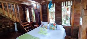 una habitación con una mesa blanca en una cabaña en Hotel Ecologico Makalombia, en La Macarena