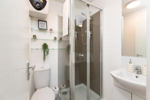 Un baño con ducha, inodoro y lavabo. en Cozy and Small Studio Zone 2 near Maida vale 6, en Londres 10 fotos más