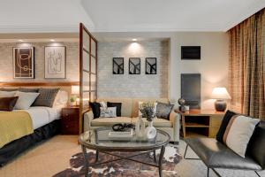 een slaapkamer met een bed en een salontafel bij Premium Suite MGM Signature HIGH FLR Balcony Strip View in Las Vegas