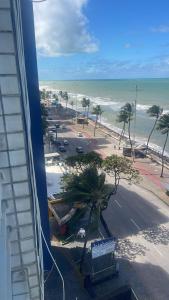 vista para uma rua e uma praia a partir de um edifício em Apartamento em Boa Viagem no Recife