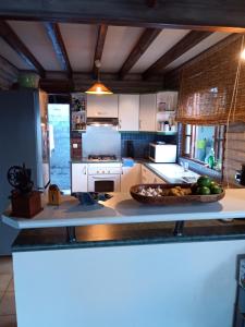 A cozinha ou cozinha compacta de Enzo lodge chambre hibiscus