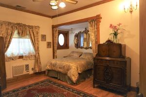 a bedroom with a bed and a mirror at Mariposa Hotel Inn in Mariposa