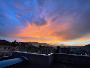 a view of a sunset from a balcony of a city at Residencia Chamorro-Dorado in Quito