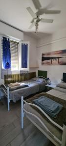 een kamer met 2 bedden en een plafond bij La Casa del mare in Rosolina Mare