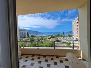 Zimmer mit Balkon und Meerblick in der Unterkunft Beach view Apartment in Vlorë