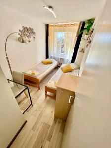 Camera piccola con letto e tavolo di Fabulous Lakeside Family Apartment | 4 Rooms a Montreux