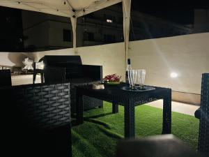 een zwarte tafel met een fles wijn erop bij I Bro casa vacanza in Marsala
