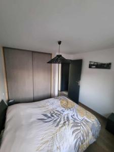 een slaapkamer met een groot bed in een kamer bij Appartement le Crozatier in Saint-Georges